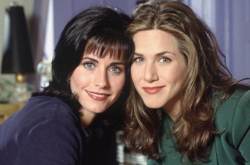 Courteney Cox and Jennifer Aniston in Friends