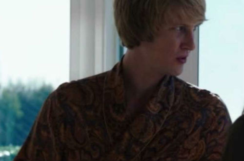 'Revenge''s Nolan Ross wears a paisley robe